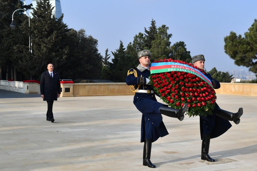 Prezident İlham Əliyev Şəhidlər xiyabanını ziyarət edib - FOTO - foto 7