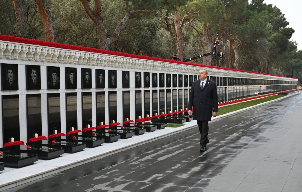 Prezident İlham Əliyev Şəhidlər xiyabanını ziyarət edib - FOTO - foto 5