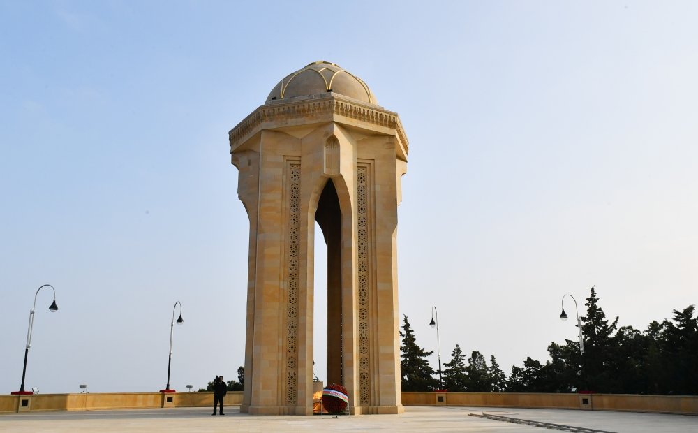 Prezident İlham Əliyev Şəhidlər xiyabanını ziyarət edib - FOTO - foto 12