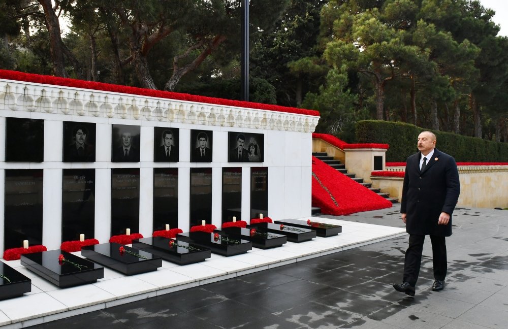 Prezident İlham Əliyev Şəhidlər xiyabanını ziyarət edib - FOTO - foto 2