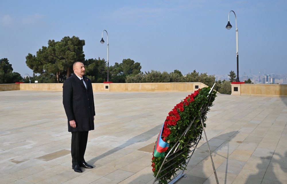 Prezident İlham Əliyev Şəhidlər xiyabanını ziyarət edib - FOTO - foto 10