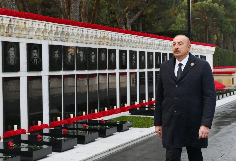 Prezident İlham Əliyev Şəhidlər xiyabanını ziyarət edib - FOTO - foto 3