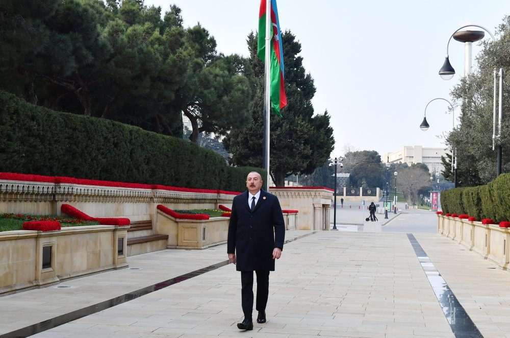 Prezident İlham Əliyev Şəhidlər xiyabanını ziyarət edib - FOTO - foto 1
