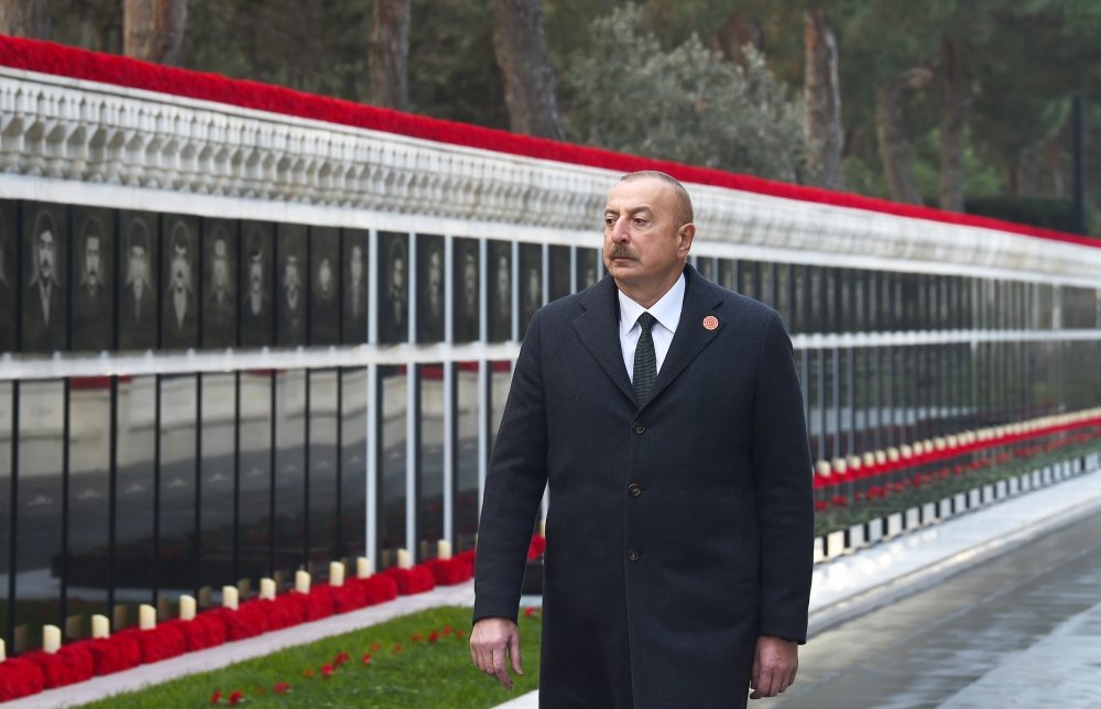 Prezident İlham Əliyev Şəhidlər xiyabanını ziyarət edib - FOTO - foto 6