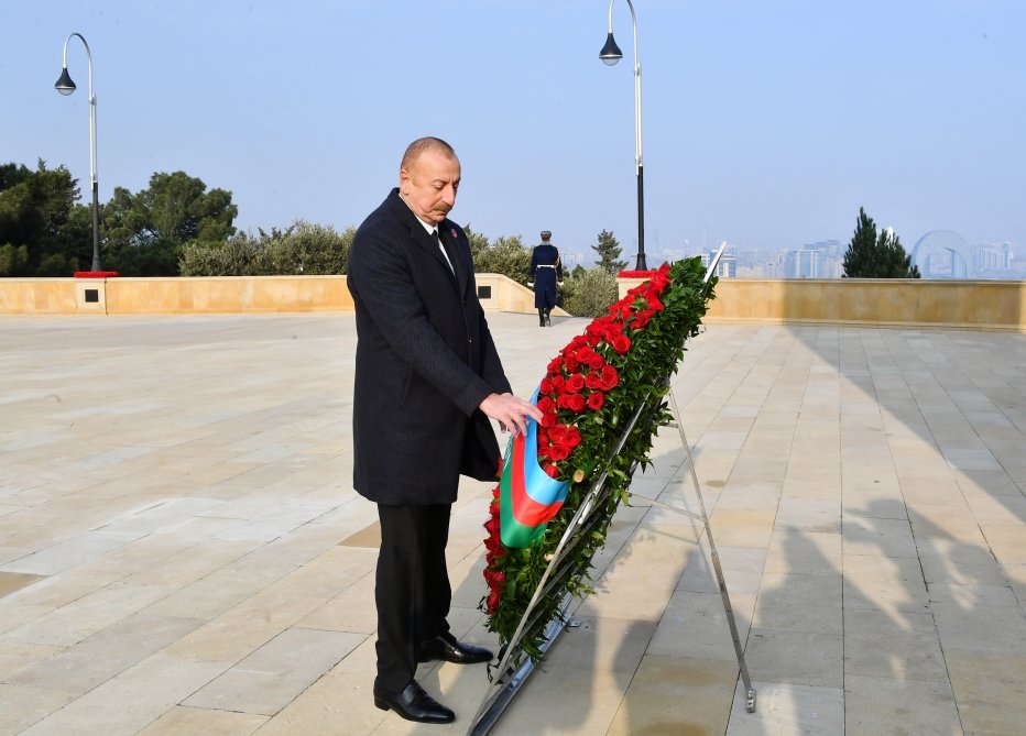Prezident İlham Əliyev Şəhidlər xiyabanını ziyarət edib - FOTO - foto 9