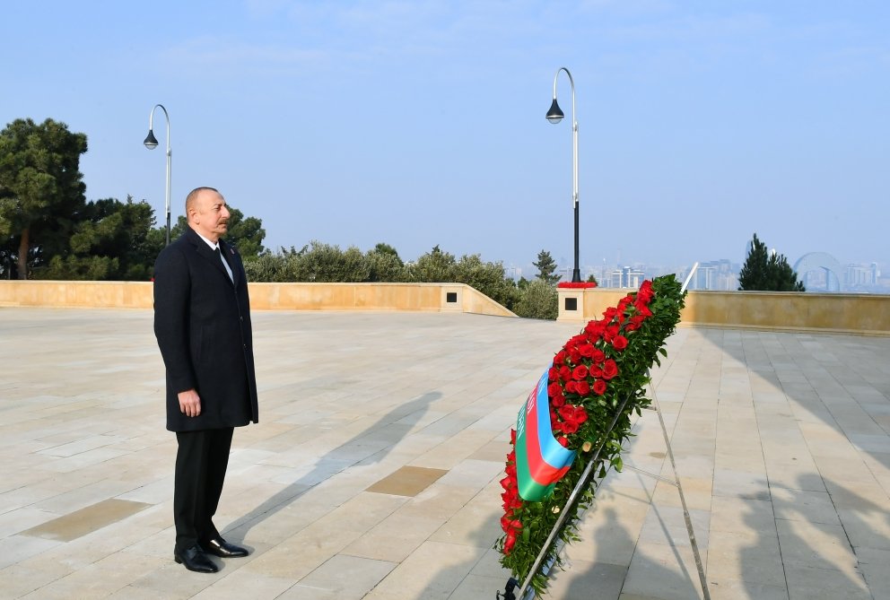 Prezident İlham Əliyev Şəhidlər xiyabanını ziyarət edib - FOTO - foto 8