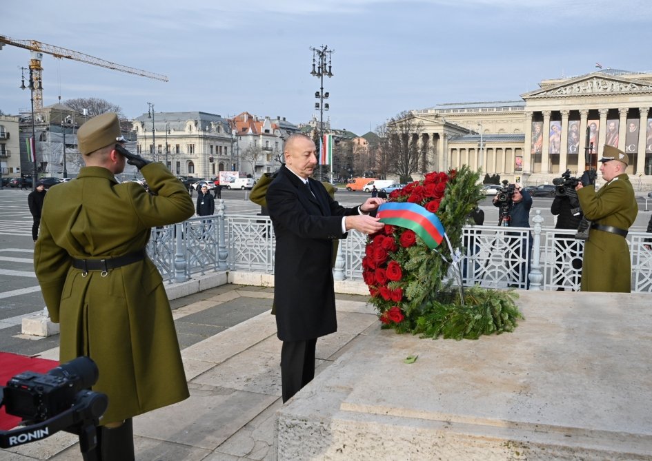 İlham Əliyev Budapeştdə naməlum əsgərin məzarını ziyarət etdi - FOTO/VİDEO - foto 1