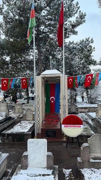 Azərbaycanın Türkiyədəki səfiri Rəsulzadənin məzarını ziyarət etdi - FOTO - foto 1