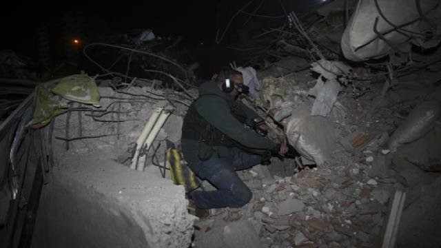 Azərbaycanlı mütəxəssis Türkiyədə xüsusi cihazla 14 nəfəri dağıntılar altından XİLAS EDİB - FOTO - foto 1