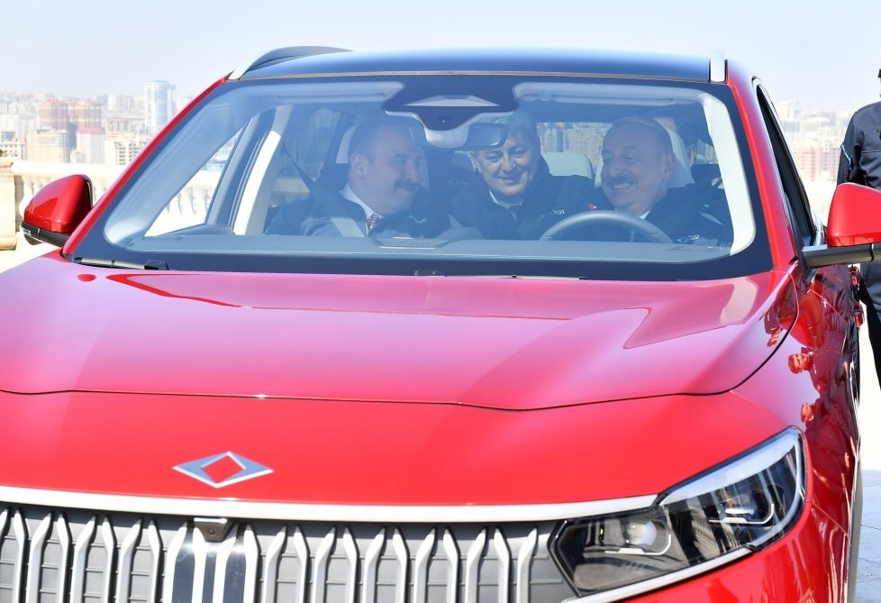 İlham Əliyev “Togg” elektromobilinin sükanı arxasında - FOTO/VİDEO - foto 3