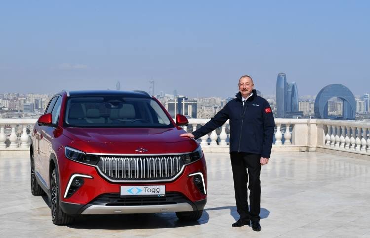 İlham Əliyev “Togg” elektromobilinin sükanı arxasında - FOTO/VİDEO - foto 1