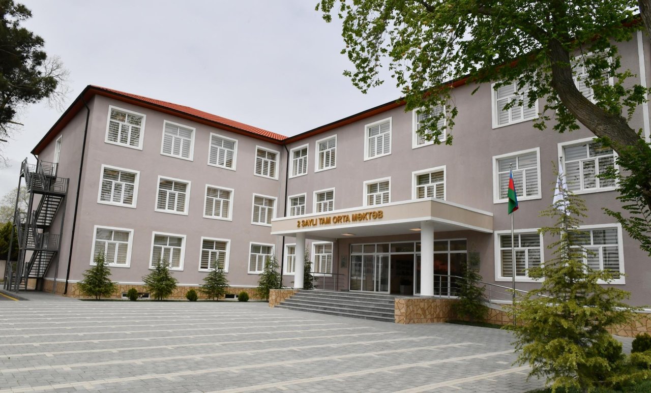 İlham Əliyev və Mehriban Əliyeva Neftçalada yeni inşa olunan məktəbin açılışında iştirak etdilər - FOTO  - foto 4
