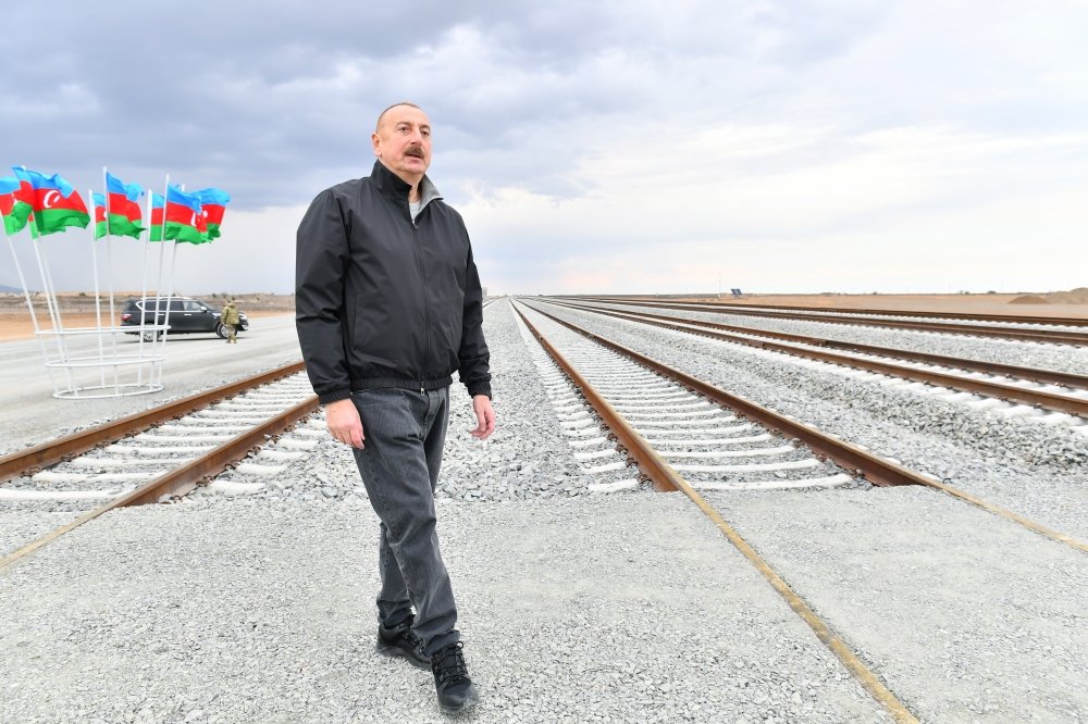 Dövlət başçısı Bərdə-Ağdam dəmir yolu xəttinin tikintisi ilə TANIŞ OLDU - FOTO/VİDEO - foto 1