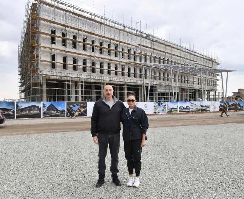 İlham Əliyev və birinci xanım Ağdam şəhərində 3-cü yaşayış məhəlləsinin təməlini qoyublar - YENİLƏNİB - VİDEO - foto 2