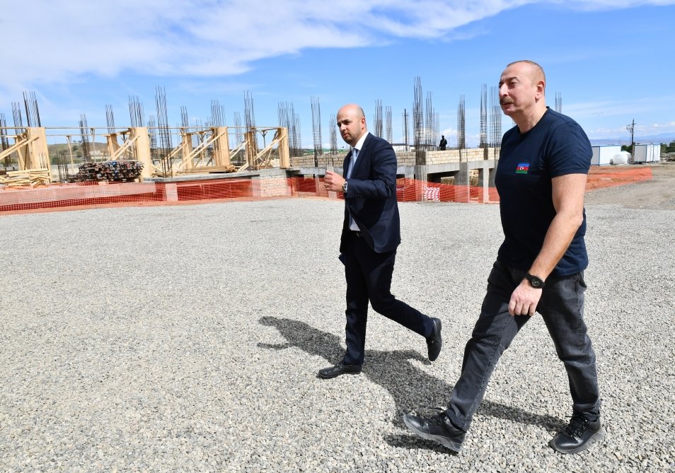 İlham Əliyev Cəbrayılda orta məktəbin inşası ilə tanış olub - FOTO-YENİLƏNİB  - foto 2