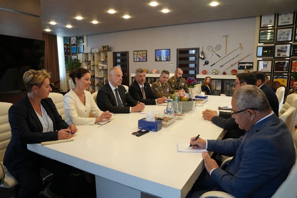 Fərid Qayıbov Macarıstanın müdafiə nazirini qəbul edib - FOTO  - foto 1