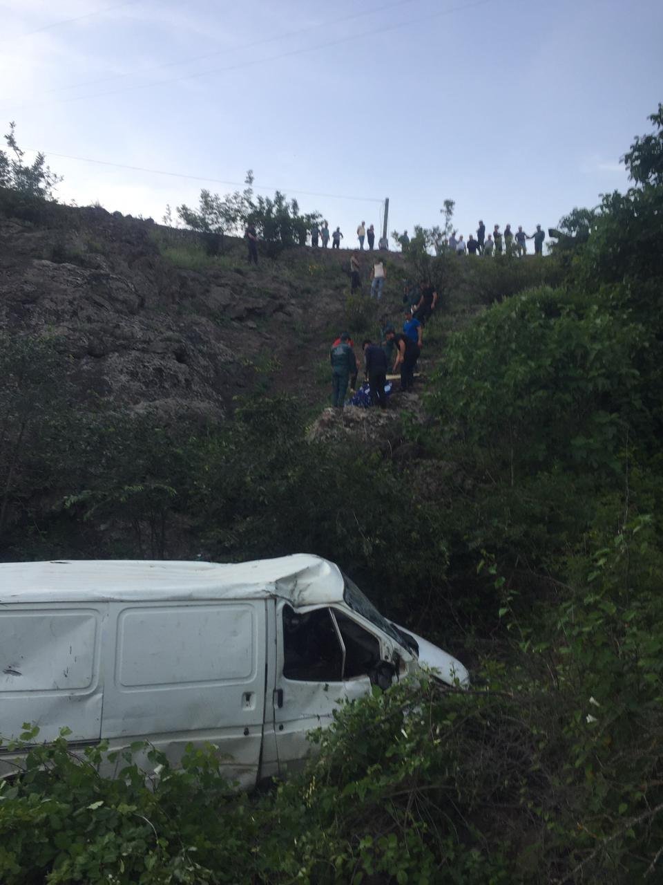 Zəngəzurda avtomobil dərəyə aşdı: 2 erməni hərbçi öldü - FOTO - foto 1