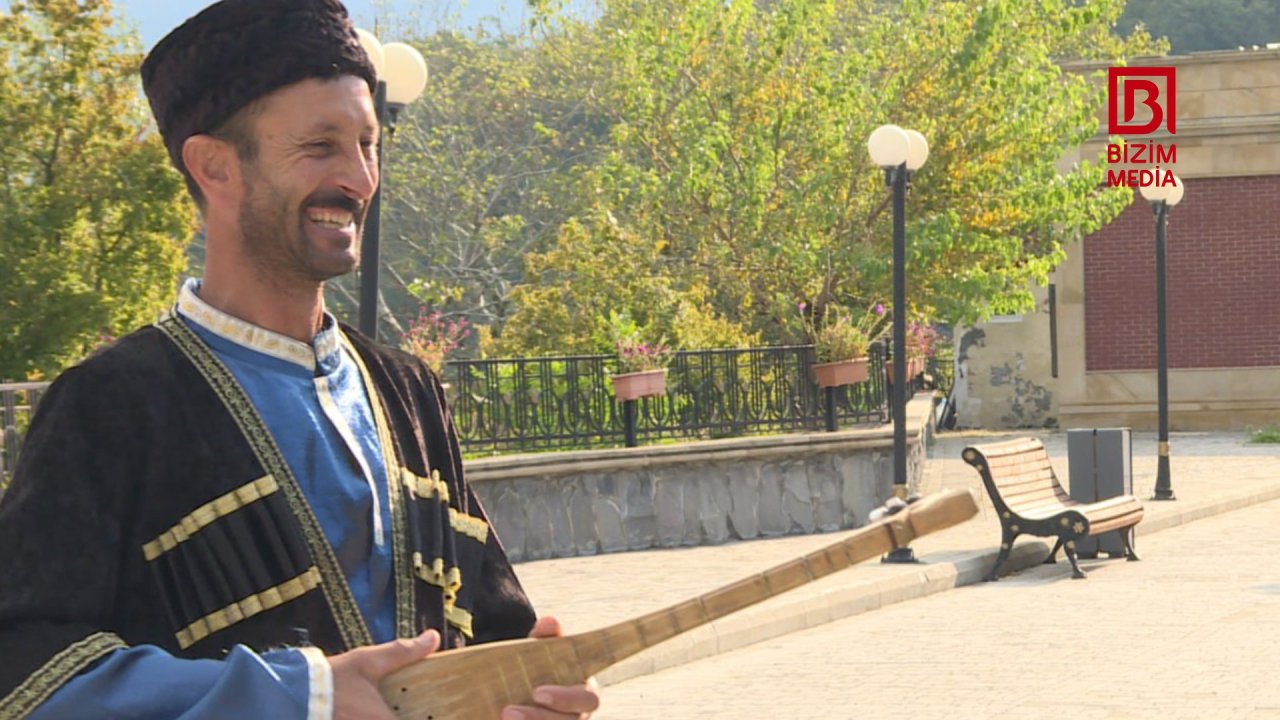 Ermənilərə “Yevlaxa gəl” deyən TAMBUR İFAÇISI – “Xankəndidə çıxış etməyi arzulayıram” - FOTO/VİDEO    - foto 2