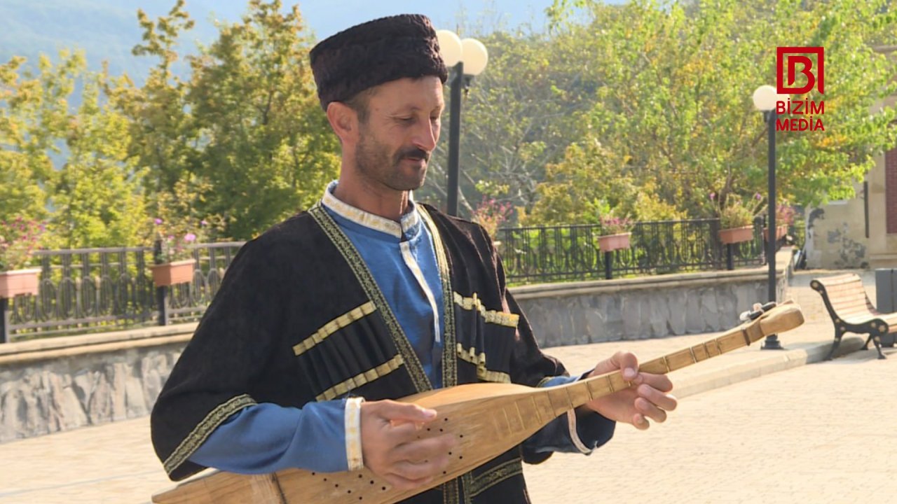 Ermənilərə “Yevlaxa gəl” deyən TAMBUR İFAÇISI – “Xankəndidə çıxış etməyi arzulayıram” - FOTO/VİDEO    - foto 1