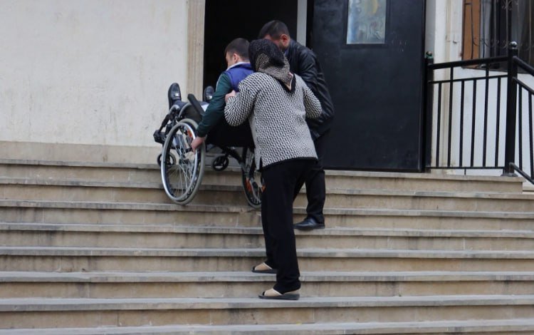 Sumqayıtda bu binada əlillər üçün pandus yoxdur - FOTO/VİDEO - foto 2