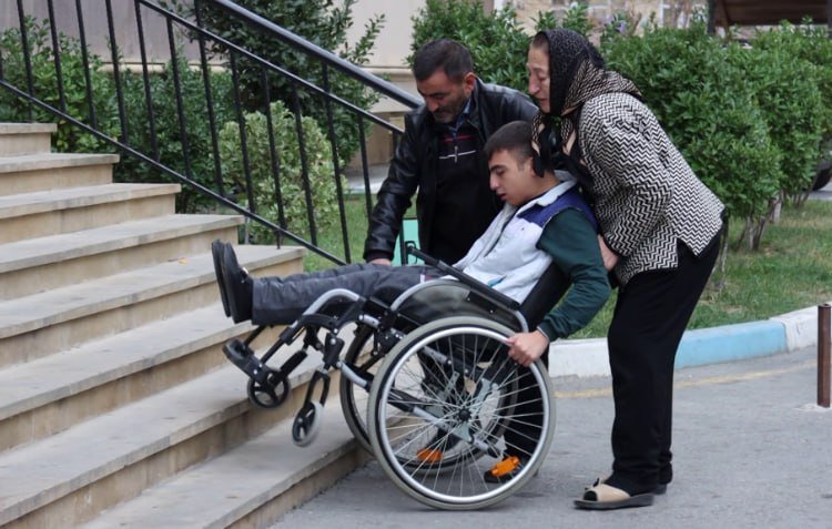 Sumqayıtda bu binada əlillər üçün pandus yoxdur - FOTO/VİDEO - foto 3
