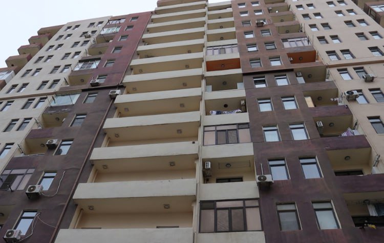 Sumqayıtda bu binada əlillər üçün pandus yoxdur - FOTO/VİDEO - foto 1