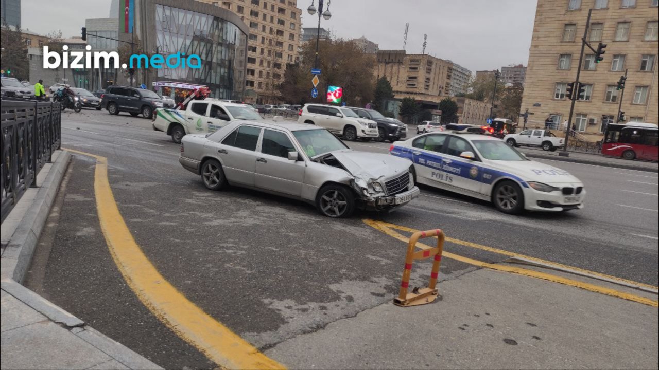 Bakıda “Range Rover”lə “Mercedes” TOQQUŞDU – FOTO/VİDEO   - foto 1