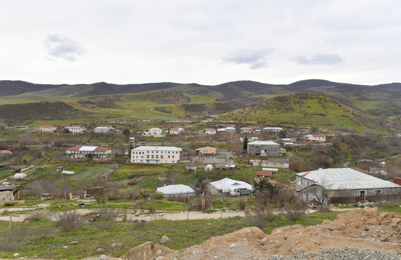 İlham Əliyev Xocalı rayonunun Xanabad kəndinə gedib - FOTO/VİDEO - foto 1