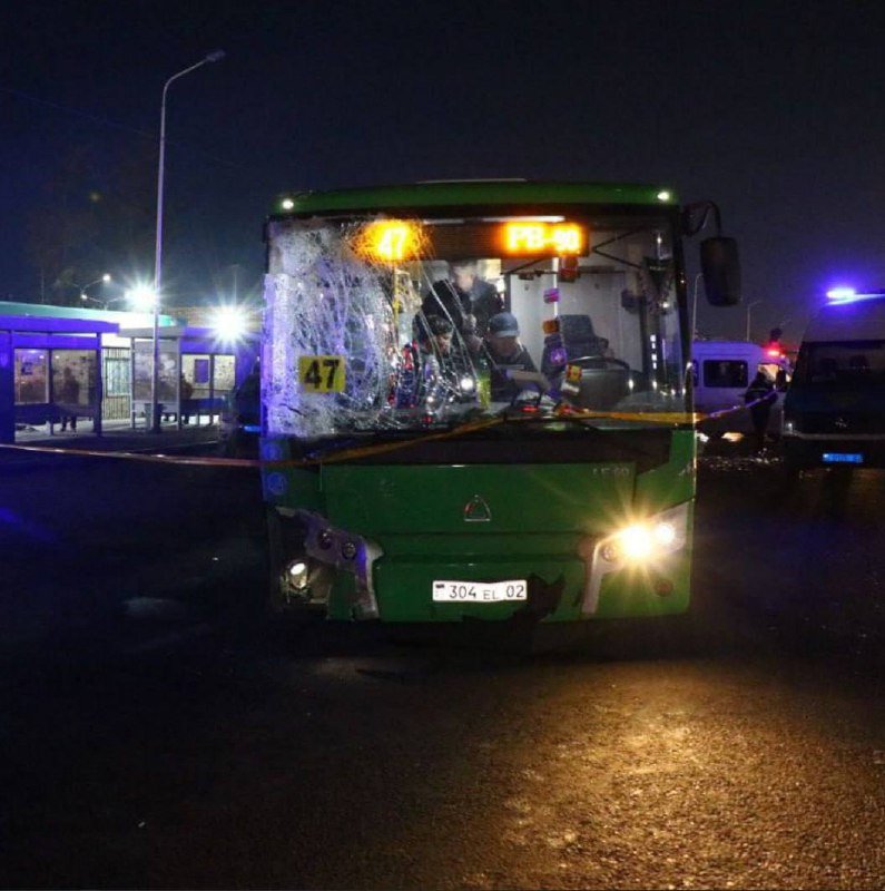 Almatıda sürücü qadın huşunu itirdi, avtobus izdihama sürüldü - FOTO/VİDEO - foto 1