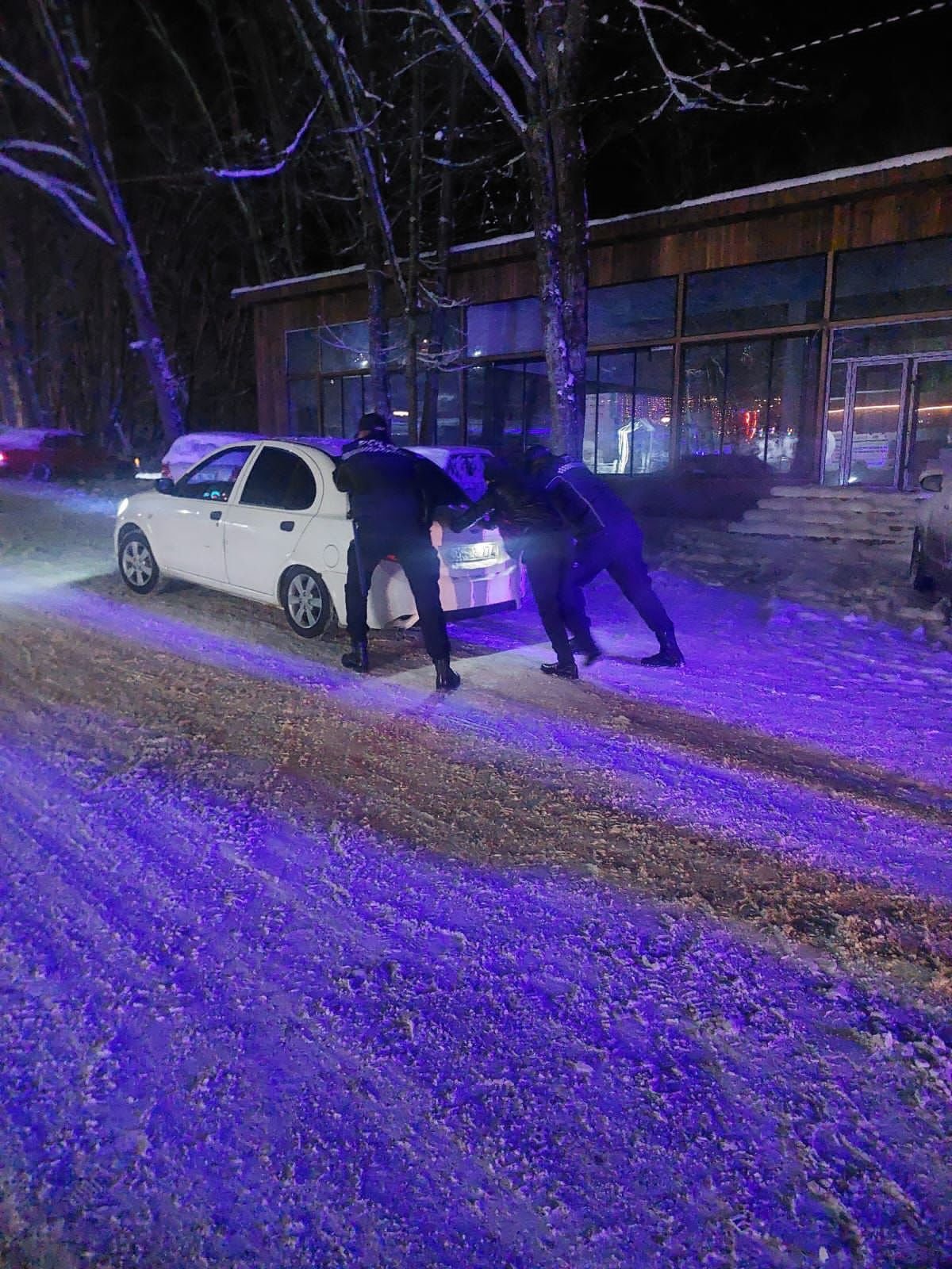 Quba polisi qarlı hava ilə əlaqədar gücləndirilmiş iş rejimində çalışır - FOTO/VİDEO - foto 1