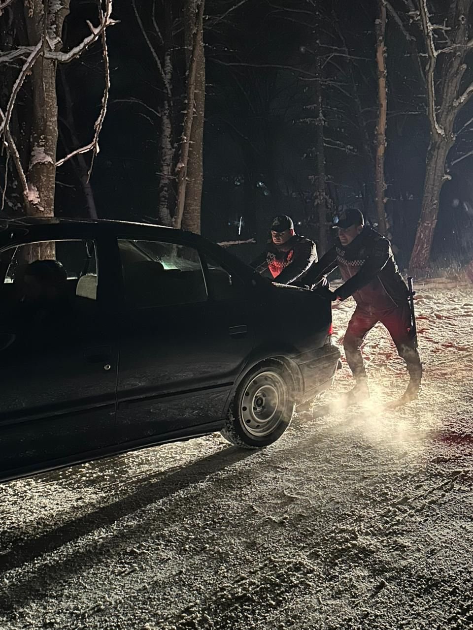 Quba polisi qarlı hava ilə əlaqədar gücləndirilmiş iş rejimində çalışır - FOTO/VİDEO - foto 2