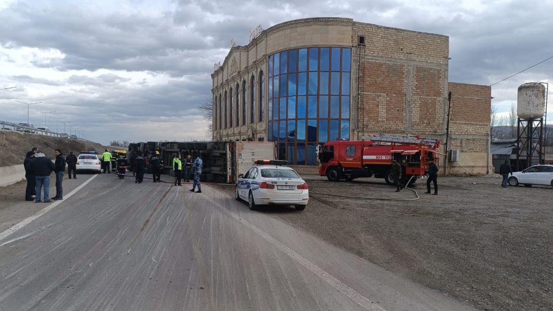 Tovuzda TIR aşıb - FOTO/VİDEO - foto 1
