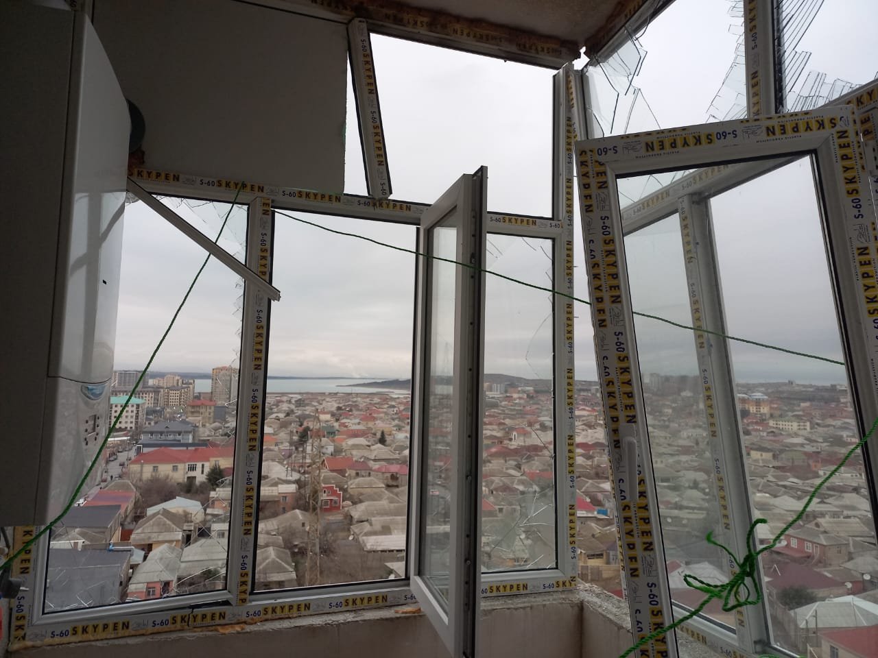 Xırdalanda mənzildə partlayış olub, xəsarət alan var - FOTO/VİDEO - foto 3