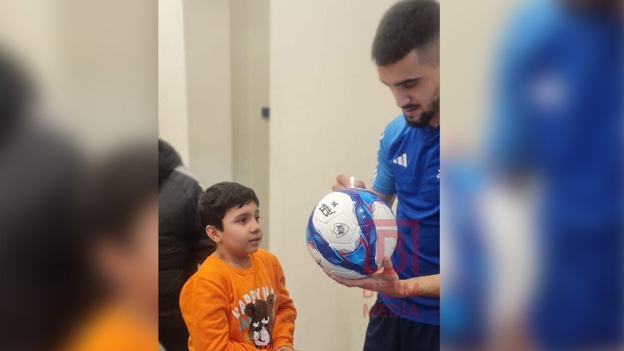 "Qarabağ" futbolçusunun onunla görüşmək istəyində olan kiçik azarkeşi ilə səmimi GÖRÜŞÜ – VİDEO  - foto 2