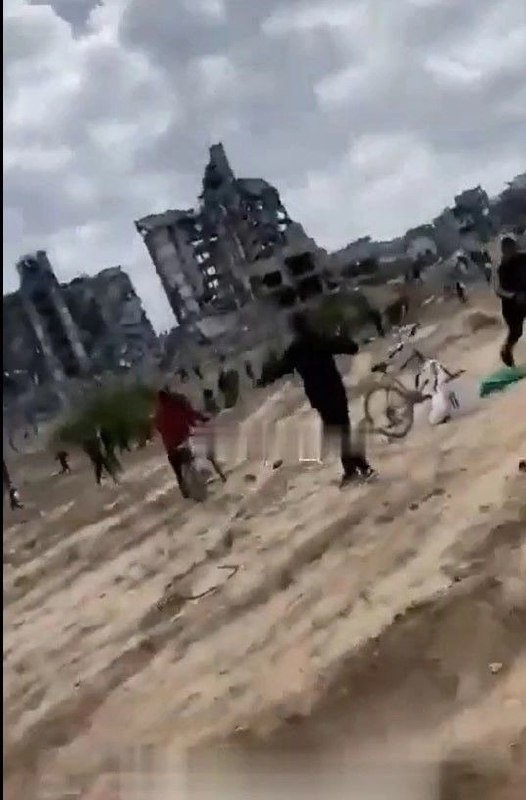 Paraşütlərin açılmaması Qəzzada xaos yaratdı - Ölən və yaralananlar var - FOTO/VİDEO - foto 1