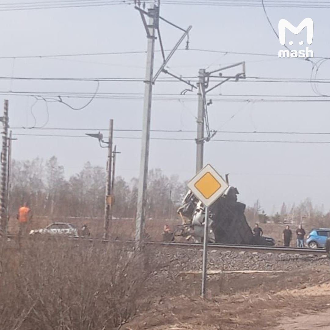 Rusiyada sürət qatarı avtobusla toqquşdu: Ölənlər var – FOTO/VİDEO   - foto 1