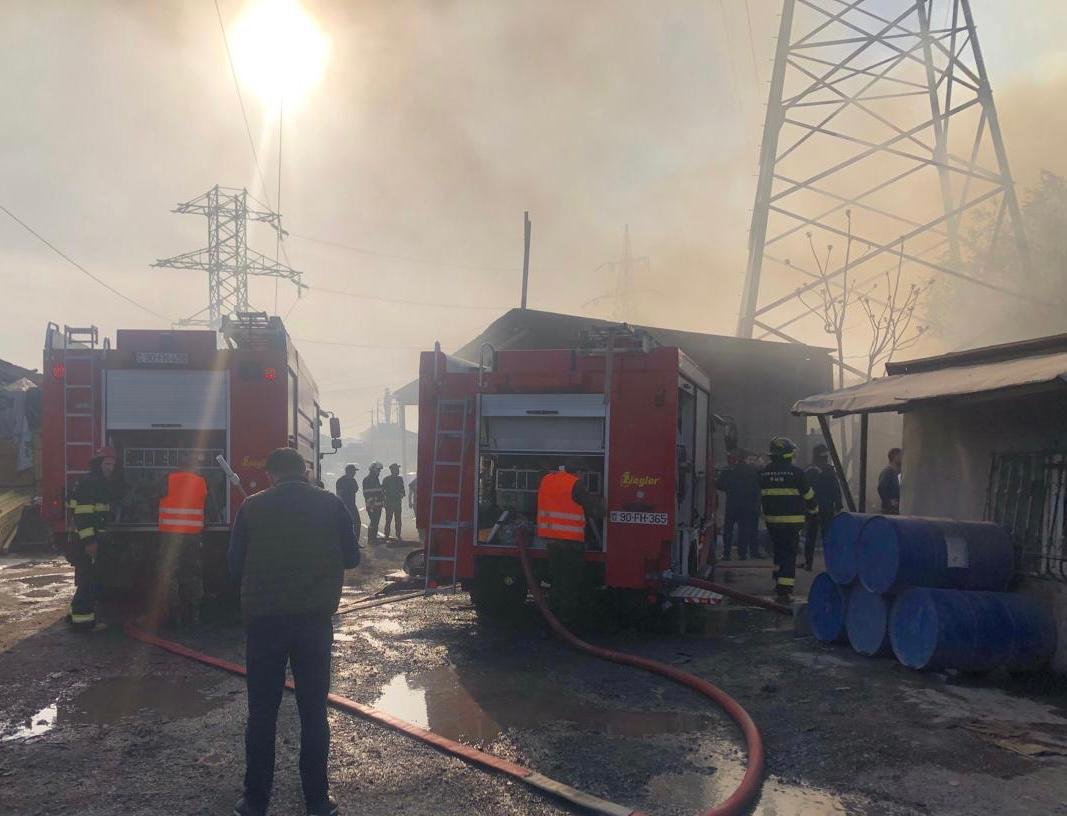 “Taxta bazarı”ndakı yanğının söndürülməsinə 15 texnika və 70 nəfər cəlb olunub - FOTO/VİDEO - foto 3