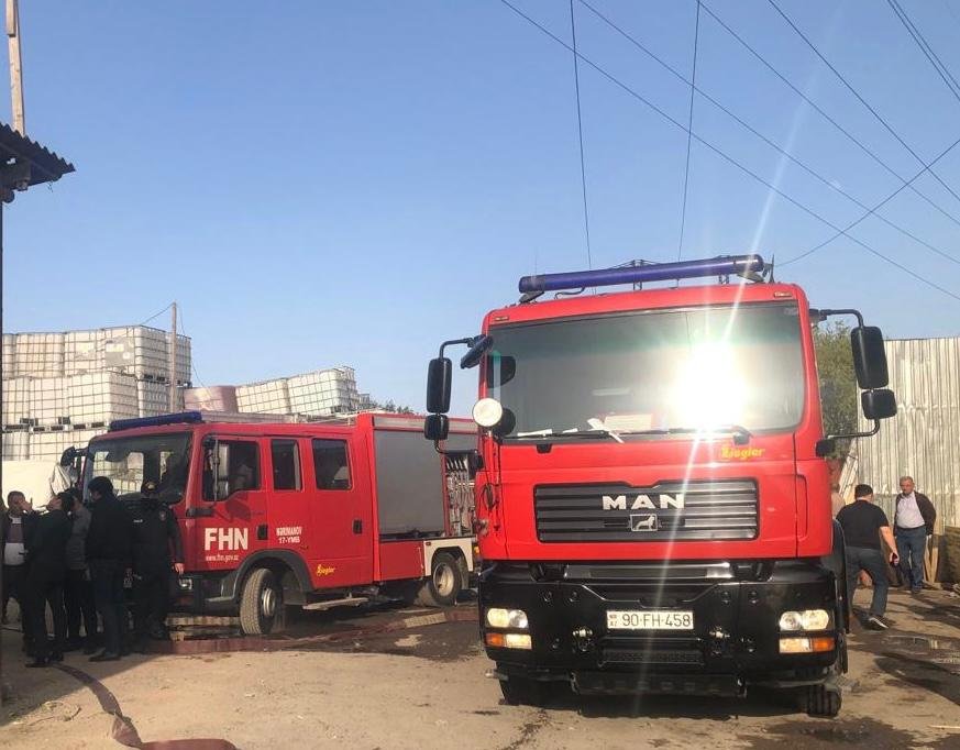 “Taxta bazarı”ndakı yanğının söndürülməsinə 15 texnika və 70 nəfər cəlb olunub - FOTO/VİDEO - foto 4