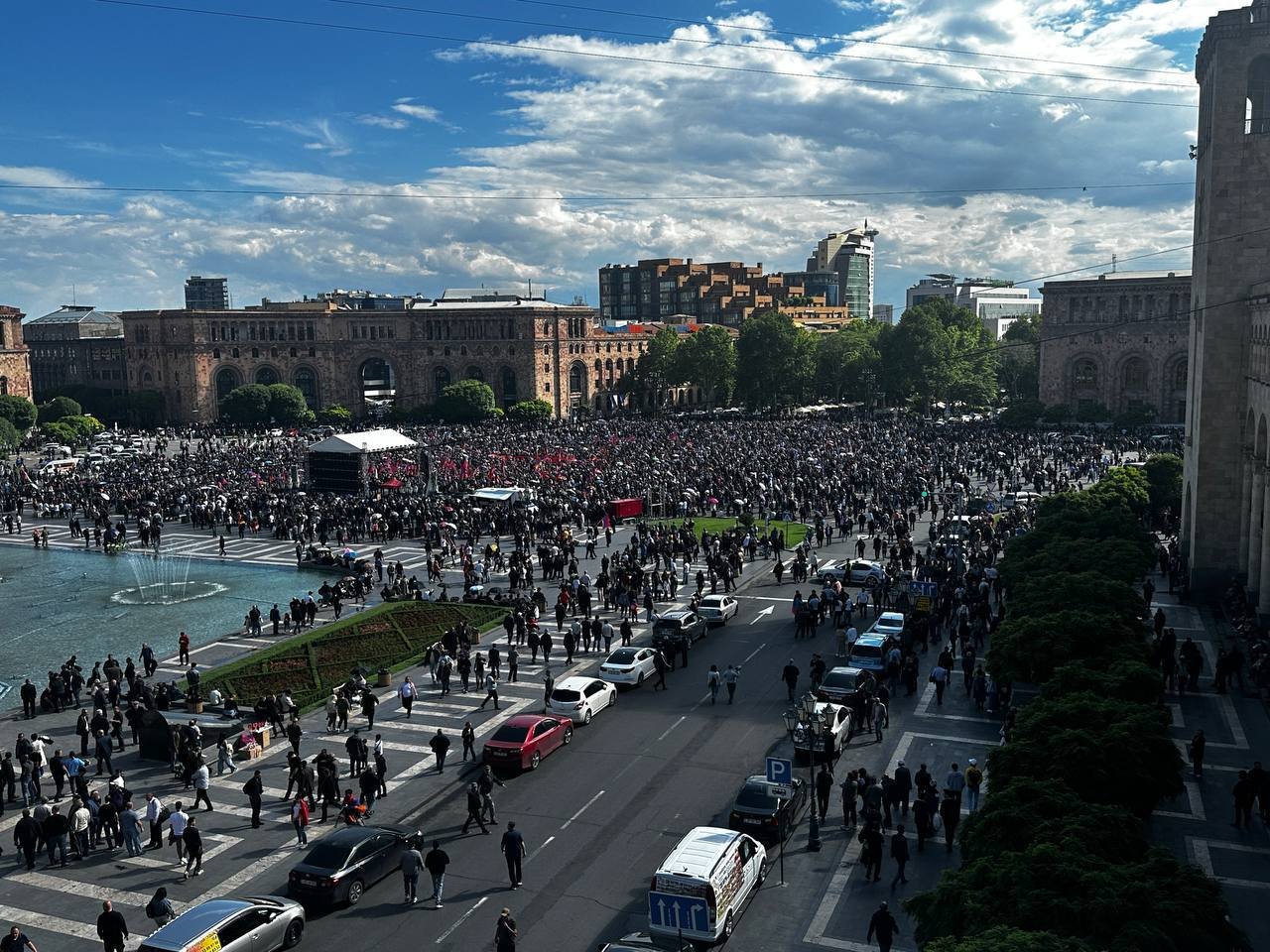 İrəvanda Paşinyanın istefası tələbi ilə aksiya başladı - FOTO/VİDEO - foto 3