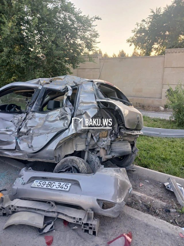 Bakı-Sumqayıt yolunda ağır qəza: Yük maşını minik avtomobili ilə toqquşdu - FOTO - foto 1