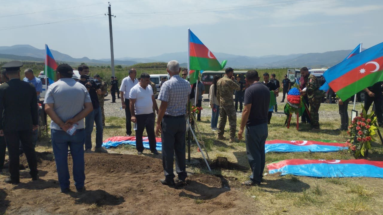 Birinci Qarabağ müharibəsinin daha beş şəhidi Xocalıda dəfn edilib - FOTO/VİDEO - foto 8