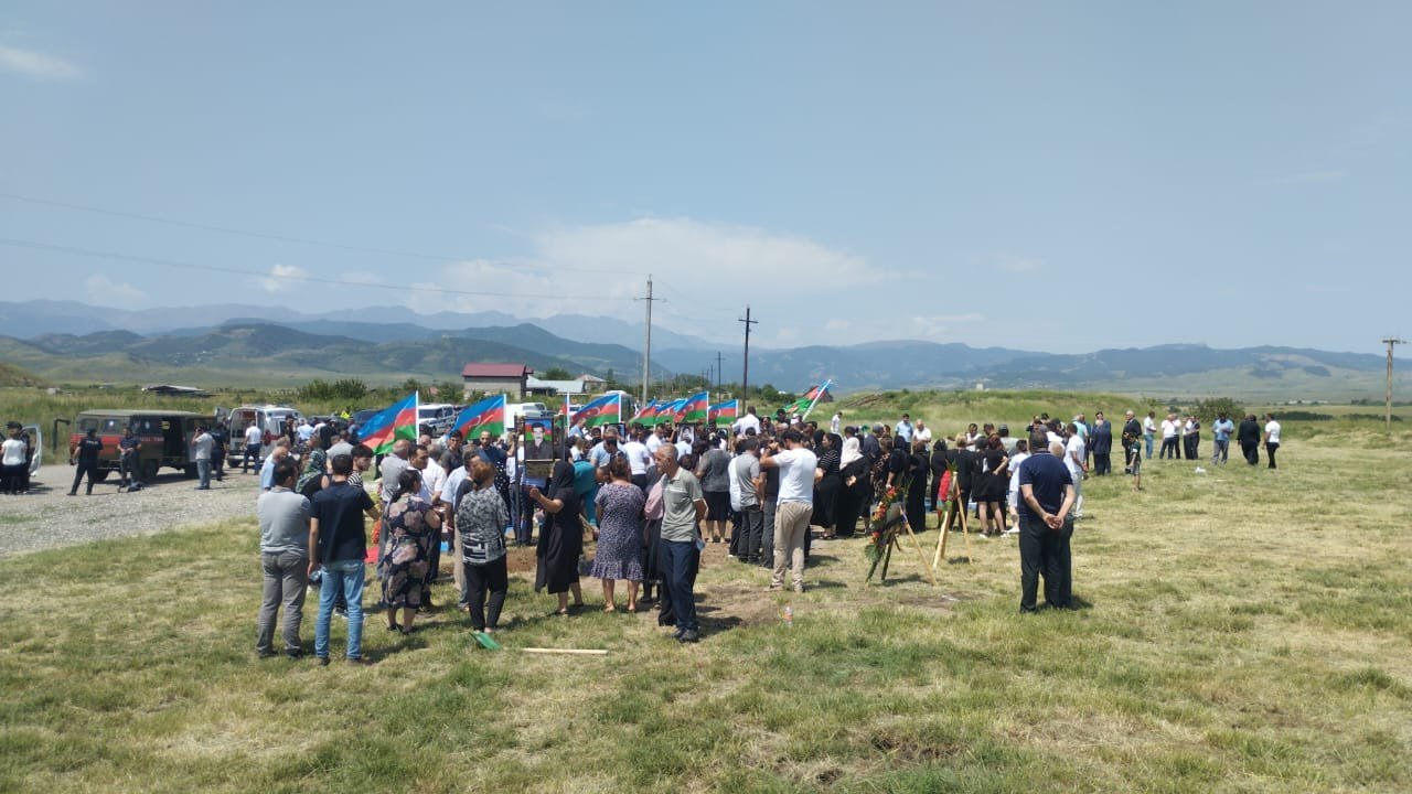 Birinci Qarabağ müharibəsinin daha beş şəhidi Xocalıda dəfn edilib - FOTO/VİDEO - foto 6