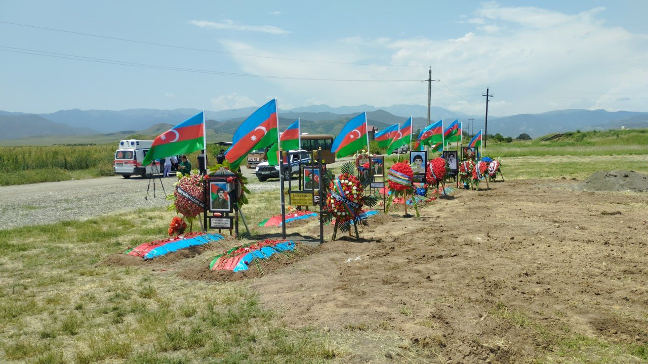 Birinci Qarabağ müharibəsinin daha beş şəhidi Xocalıda dəfn edilib - FOTO/VİDEO - foto 1