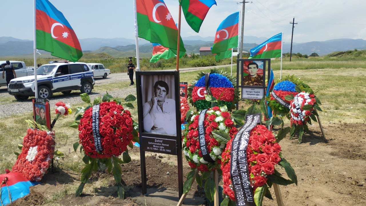 Birinci Qarabağ müharibəsinin daha beş şəhidi Xocalıda dəfn edilib - FOTO/VİDEO - foto 2