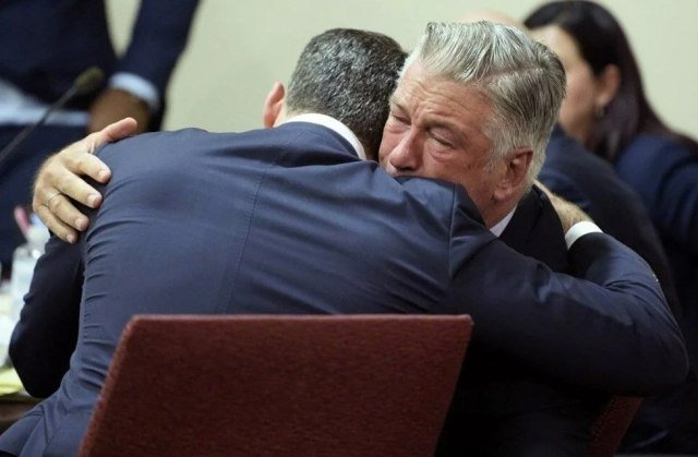 ABŞ məhkəməsi çəkiliş zamanı rejissora atəş açan aktyorla bağlı qərar verdi – FOTO/VİDEO  - foto 1