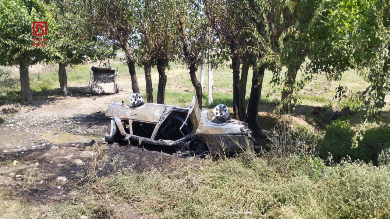 Ağdamda maşın aşaraq yandı – FOTO/VİDEO   - foto 1