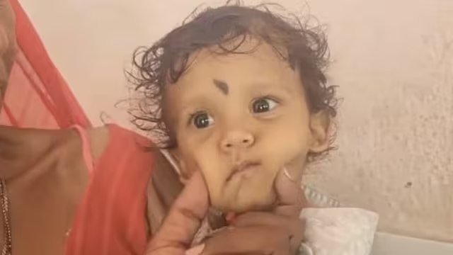 Hindistanda bir yaşlı uşaq ilanı dişləyərək öldürdü - FOTO/VİDEO - foto 1