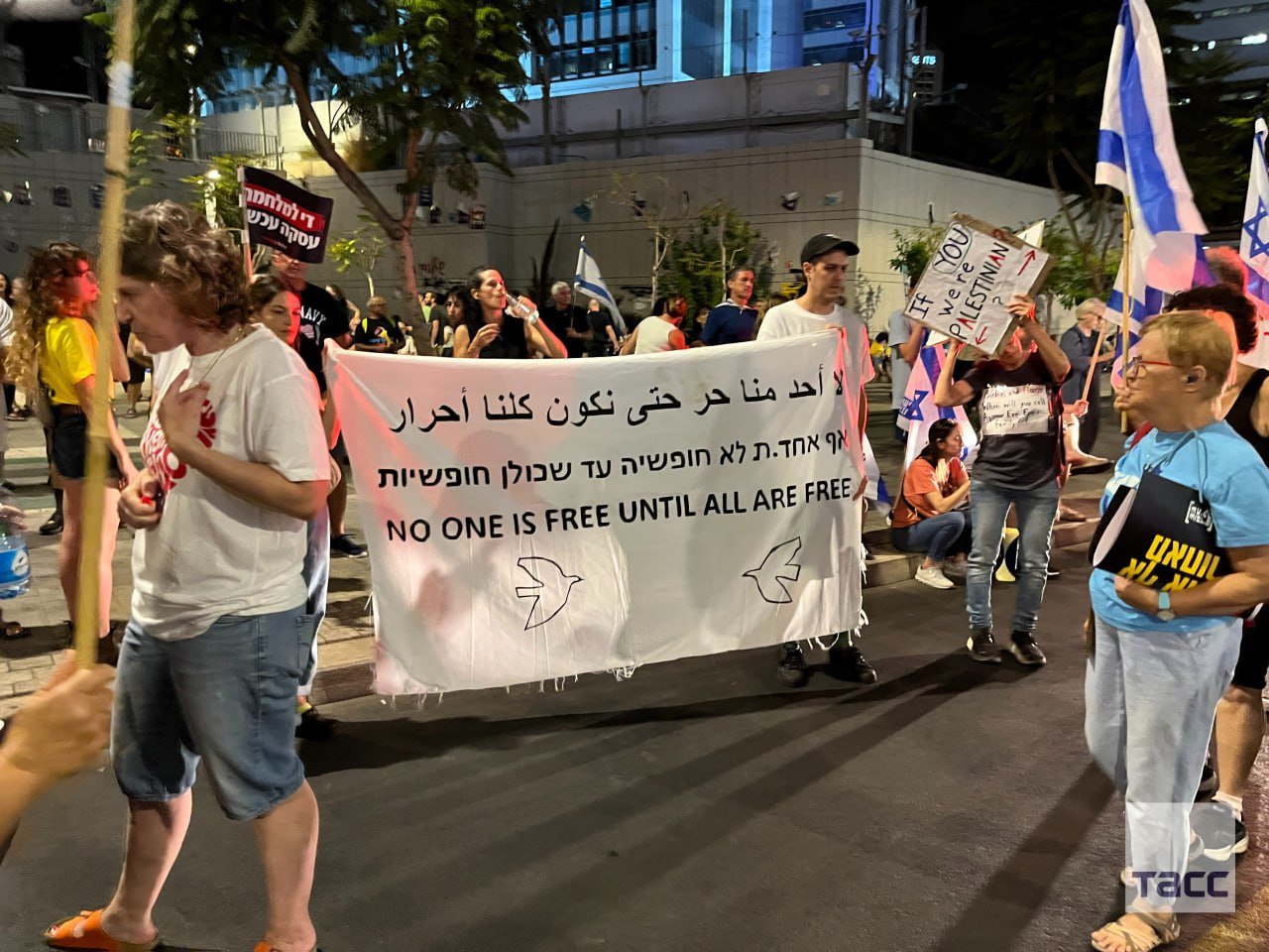 On minlərlə israilli nümayiş keçirib Qəzzada razılıq TƏLƏB EDİRLƏR - ANBAAN VİDEO/FOTO - foto 2