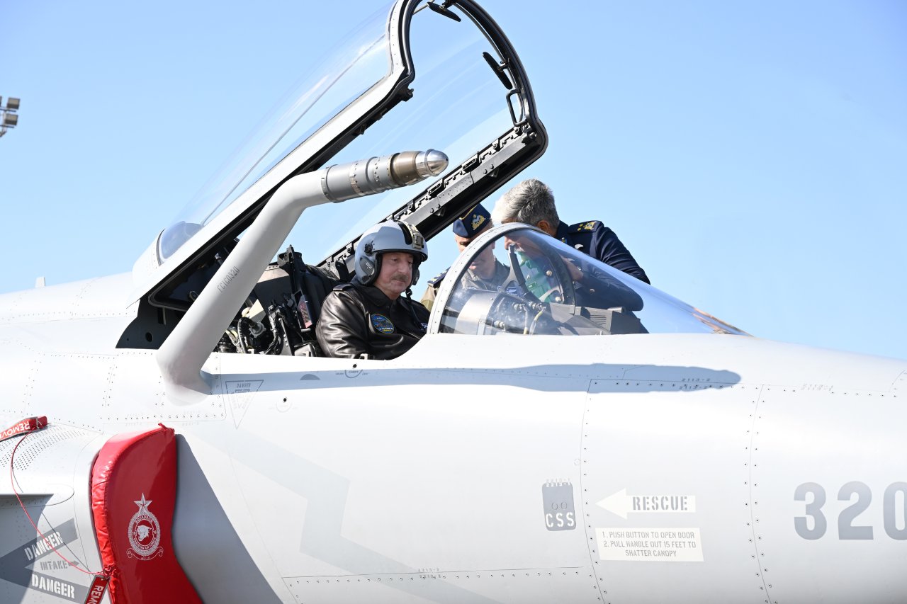 İlham Əliyev “JF-17C” təyyarəsinin sükanı arxasında – FOTO/VİDEO - foto 4