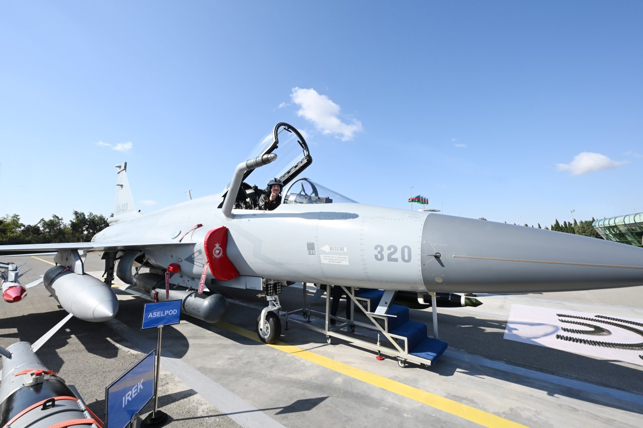 İlham Əliyev “JF-17C” təyyarəsinin sükanı arxasında – FOTO/VİDEO - foto 1